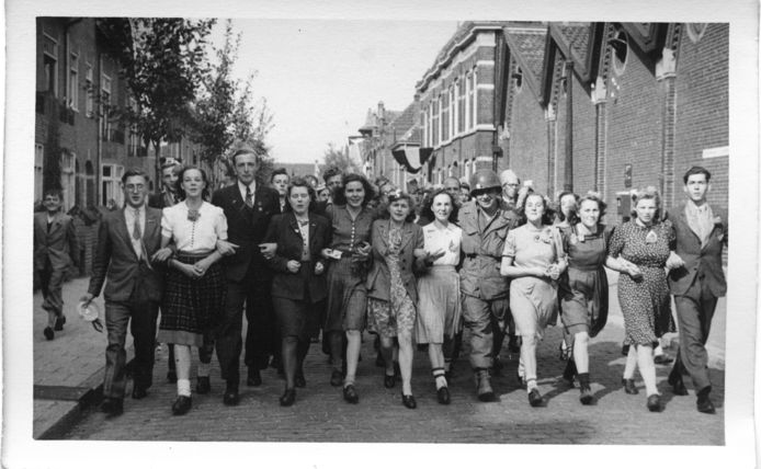 Feestvierende Eindhovenaren op de Tramstraat in Eindhoven op 18 september 1944, de dag van de bevrijding van de stad. FOTO EINDHOVEN IN BEELD