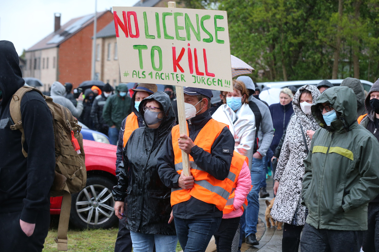▶ Circa 150 partecipanti alla parata di Jürgen Konings, i presenti, salutano Hitler alla telecamera