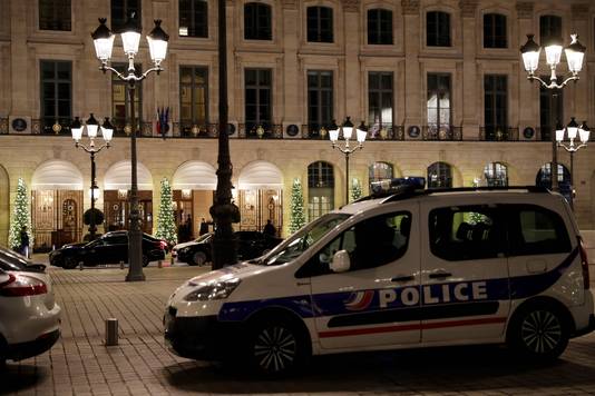 Politie voor de ingang van het Ritz in Parijs.