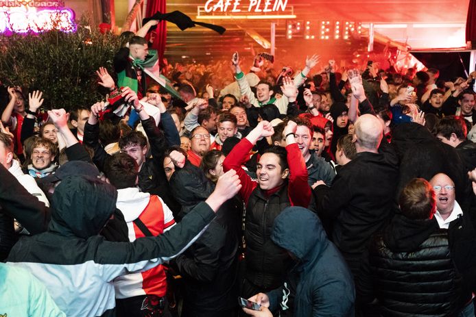 Feyenoordsupporters vieren de overwinning op Olympique Marseille op het Stadhuisplein.