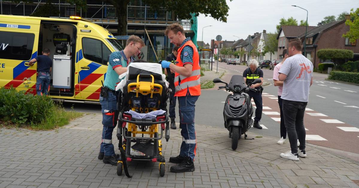 Jongen wordt aangereden op scooter en afgevoerd naar het ziekenhuis.
