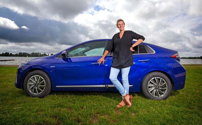 Marleen met de Hyundai Ioniq Electric. FOTO BART HOOGVELD