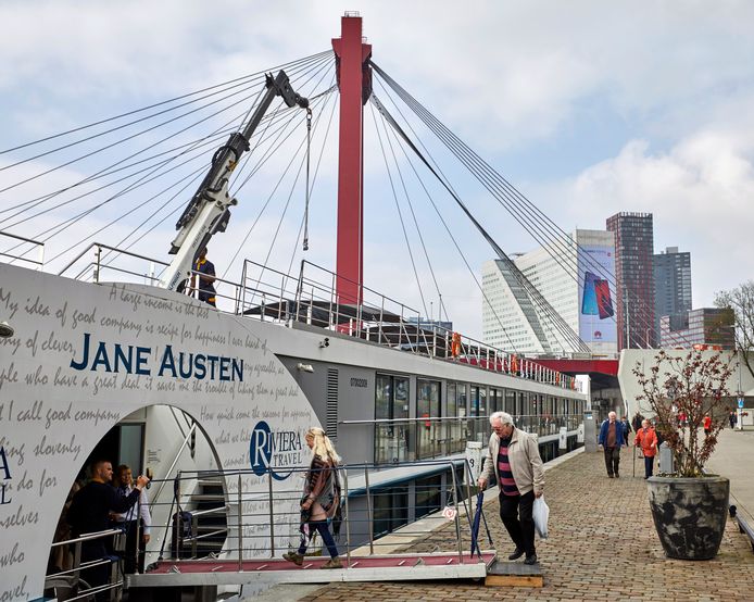 De Jane Austen ligt bij de Maasboulevard in Rotterdam. Dit is een luxe cruiseschip met een kapsalon en een zwembad aan boord.