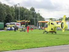 Jongetje na plaspauze bij tankstation geraakt door langsrijdende vrachtwagen