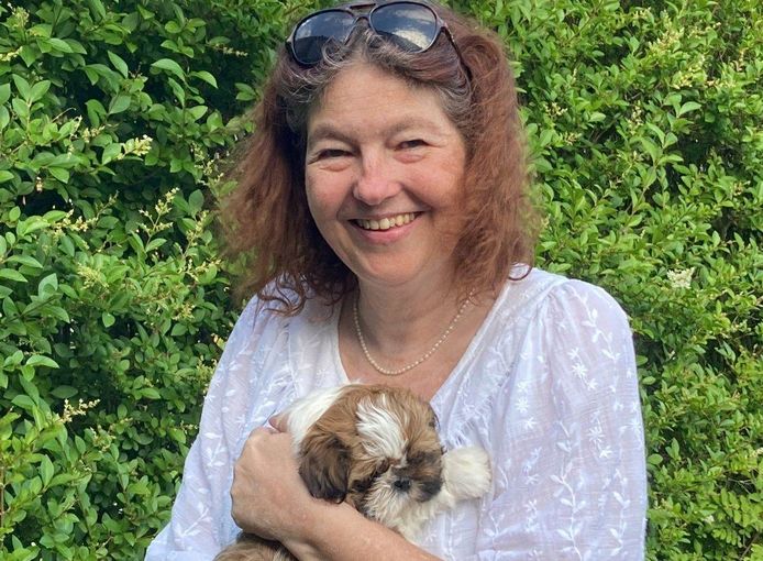 Debbie Lenaers met haar puppy Lieve die toen tien weken oud was.