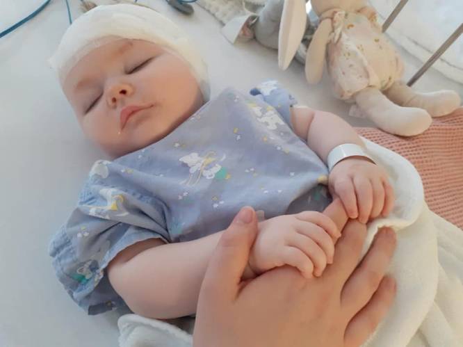 Baby Emilia kreeg hoorimplantaat dankzij crowdfunding: “Haar leven kan eindelijk beginnen, niets houdt onze kleine meid nog tegen”