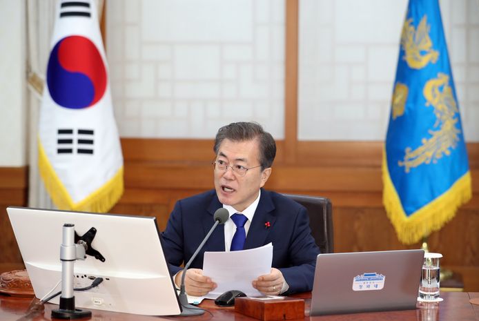 De Zuid-Koreaanse president Moon Jae-in tijdens de eerste kabinetsbijeenkomst van het jaar in het Blauwe Huis in Seoul.