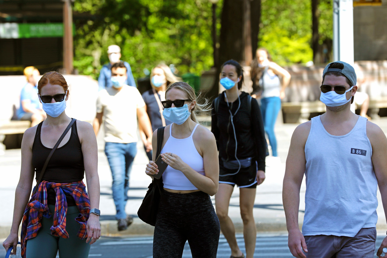 Mensen lopen met mondmaskers op door Central Park. Beeld EPA