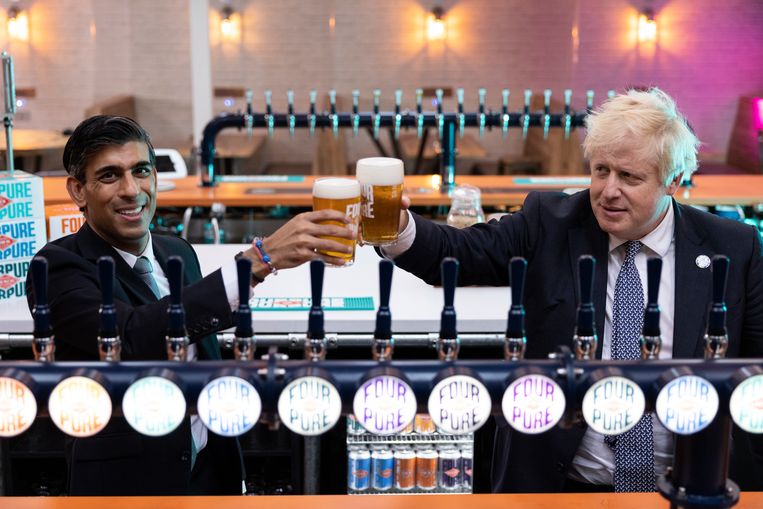 Toenmalig minister van Financiën Rishi Sunak (l.) en toenmalig premier Boris Johnson (r.) in oktober 2021. Beeld Getty Images