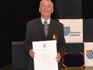 Burgemeester reikte burgerlijk ereteken uit aan ere-burgemeester Arseen De Coster
