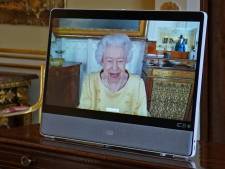 Elizabeth II se remet au travail