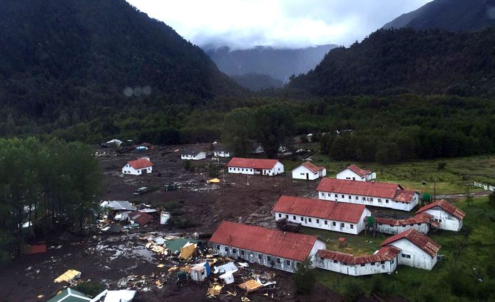De modderstroom vernielde een twintigtal woningen in het dorpje met 300 inwoners. Andere gebouwen raakten beschadigd.