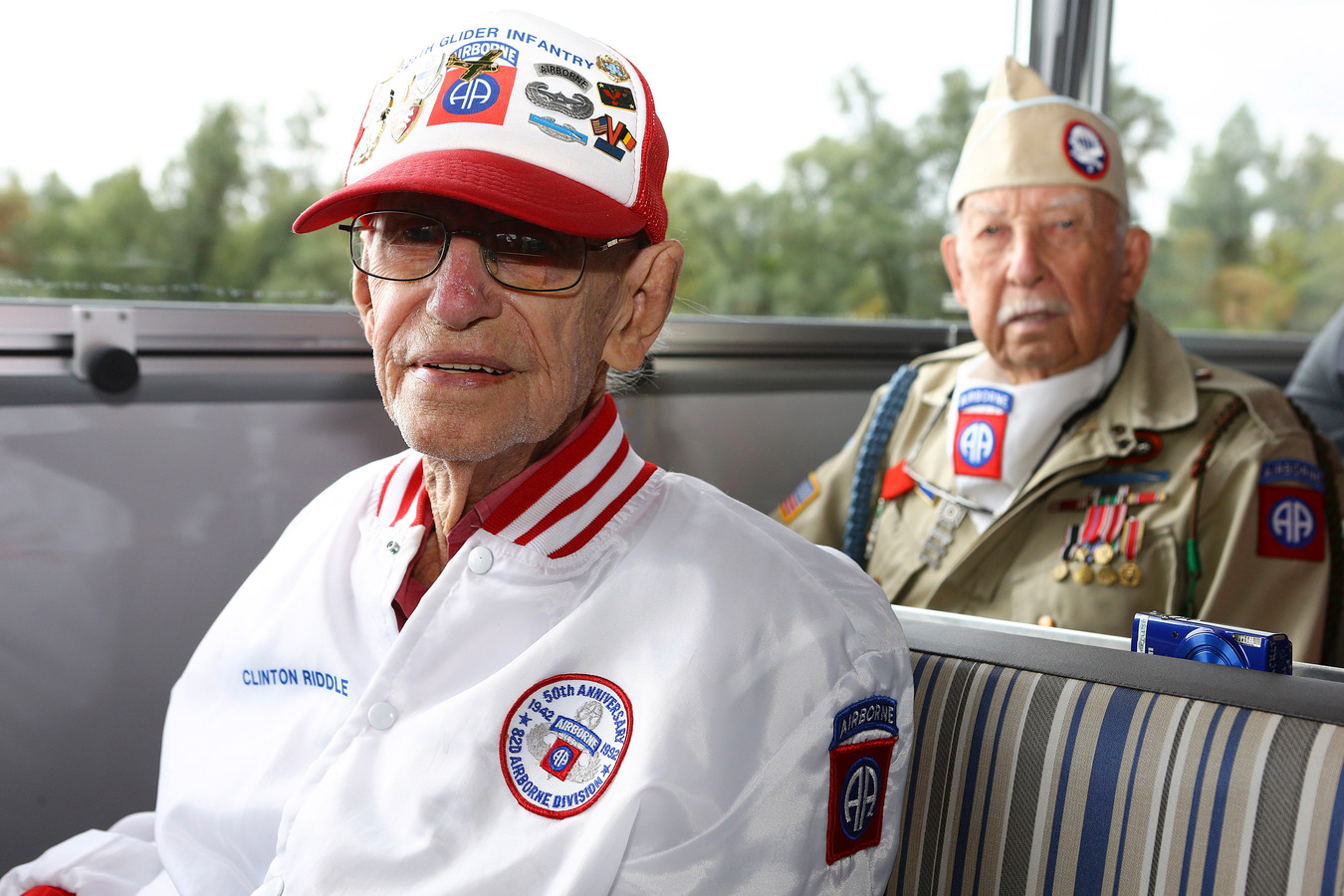 De veteranen die 75 jaar geleden Nederland bevrijdden keren als helden ...