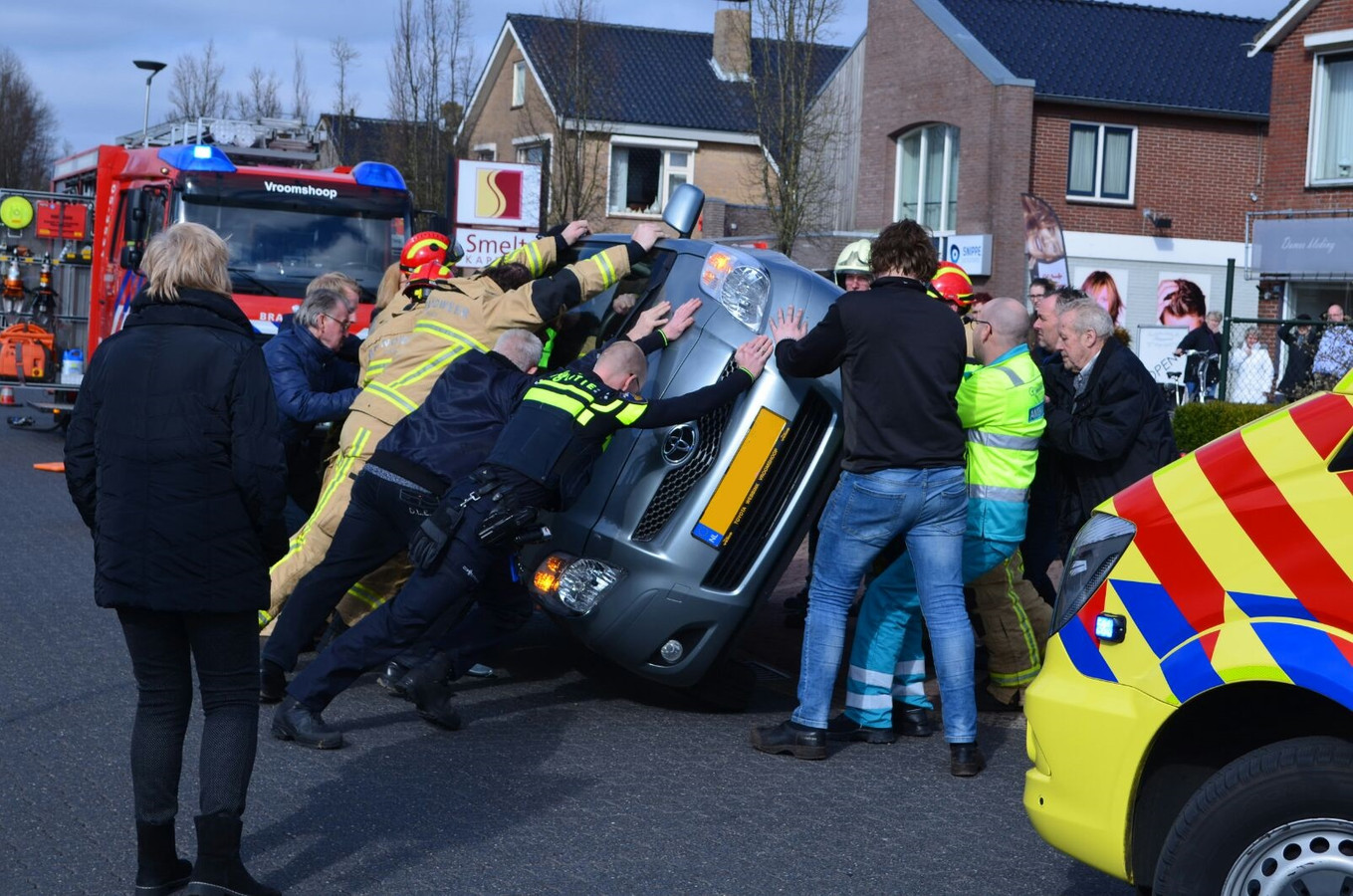 Decoratie olie Reserve Brandweer en politie helpen gekantelde auto weer op zijn wielen in  Westerhaar | Foto | tubantia.nl