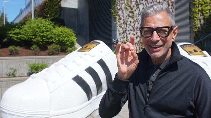 Jeff Goldblum onderzoekt allerlei alledaagse fenomenen. Zoals dure sneakers en roomijssmaken.