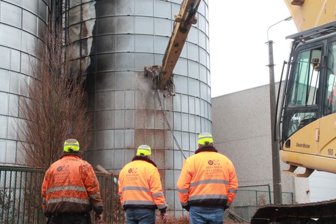 De ontplofte silo wordt leeggemaakt.