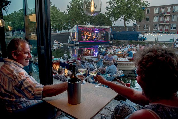 Muziek vanaf het water in de jarige en sfeervolle Piushaven.