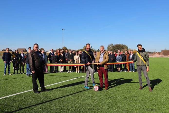 Sportschepen Johan Limbourg en voorzitter Geert De Cuyper knipten het lintje door.