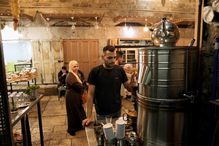 Majd Ramlawi aan het werk in het café bij de ingang  Beeld AP