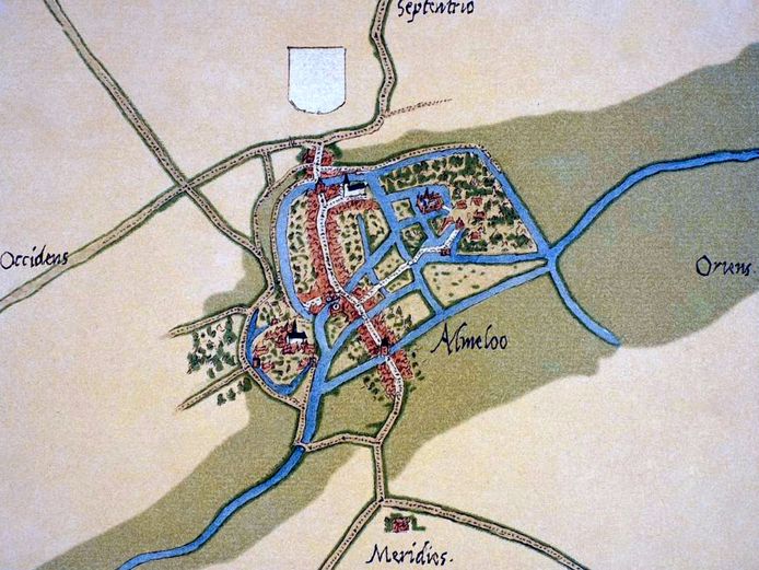 Almelo anno 1545, tekening van cartograaf Jacob van Deventer. Te herkennen zijn Huize Almelo, de grote kerken en twee stadspoorten.