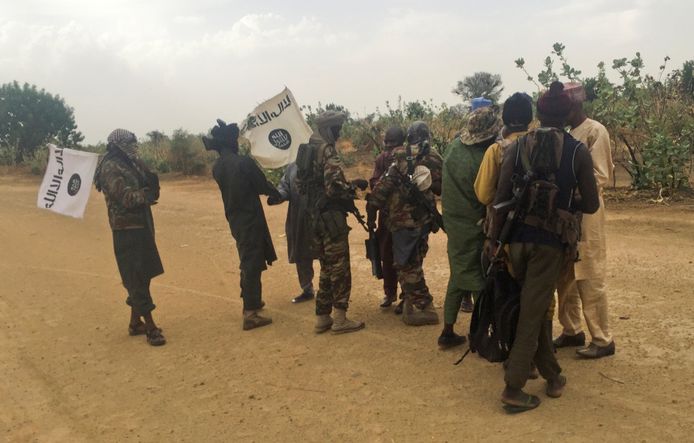 Boko Haram-militanten (in camouflage) begroeten gevangenen die zijn vrijgelaten in ruil voor de tachtig ontvoerde meisjes die de terreurgroep drie jaar lang gijzelde. (Archieffoto.)