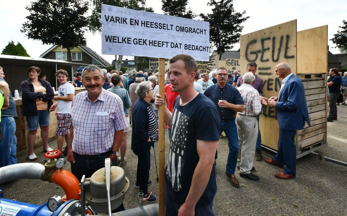 Protest bij het bezoek van leden van de Tweede Kamer aan Varik.