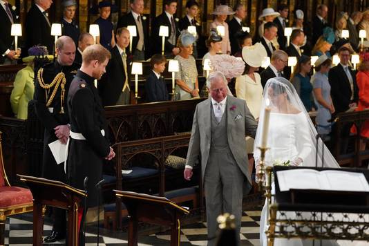 Le prince Charles conduisant Meghan Markle à l'autel.