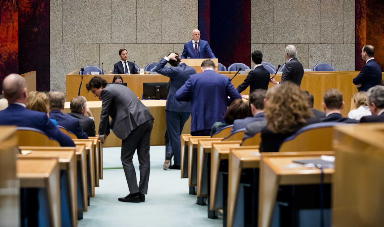 Premier Mark Rutte en Minister Ferdinand Grapperhaus van Justitie en Veiligheid (CDA) tijdens het wekelijkse Vragenuurtje in de Tweede Kamer.  Beeld ANP