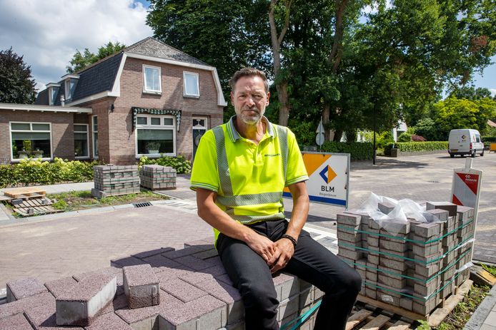 Buurtconciërge Jeroen van den Berk zorgt dat de omwonenden goed geïnformeerd worden over de werkzaamheden aan de doorlopende weg door Waalre-dorp en zo weinig mogelijk overlast ervaren.
