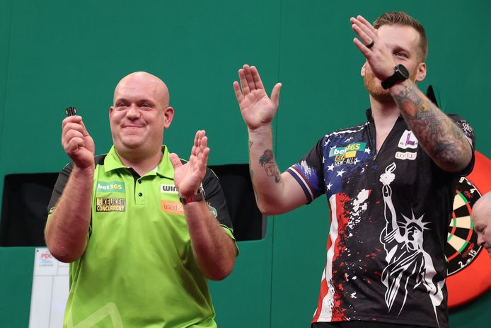 Michael Van Gerwen en Jules Van Dongen begroeten het publiek in New York.
