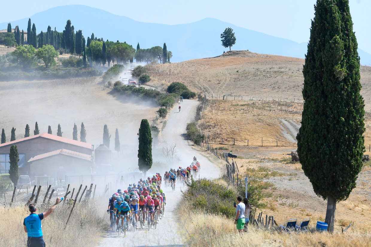 Het glooiende Toscaanse landschap, met zijn cipressen en grindwegen, vormt het decor van de wielerklassieker Strade Bianche. Beeld Photo News