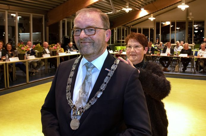 Burgemeester Servaas Stoop kreeg de keten omgehangen door raadsnestor Klaartje de Heus.