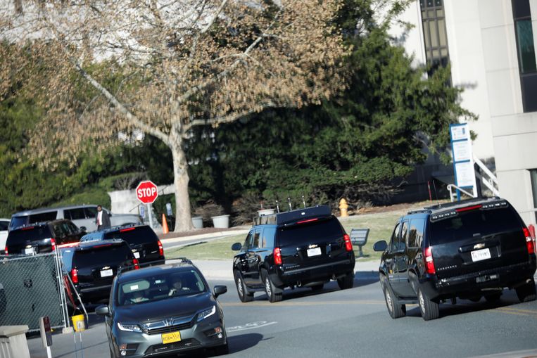 President Trump komt zaterdag aan bij het militaire ziekenhuis Walter Reed in Maryland. Beeld REUTERS