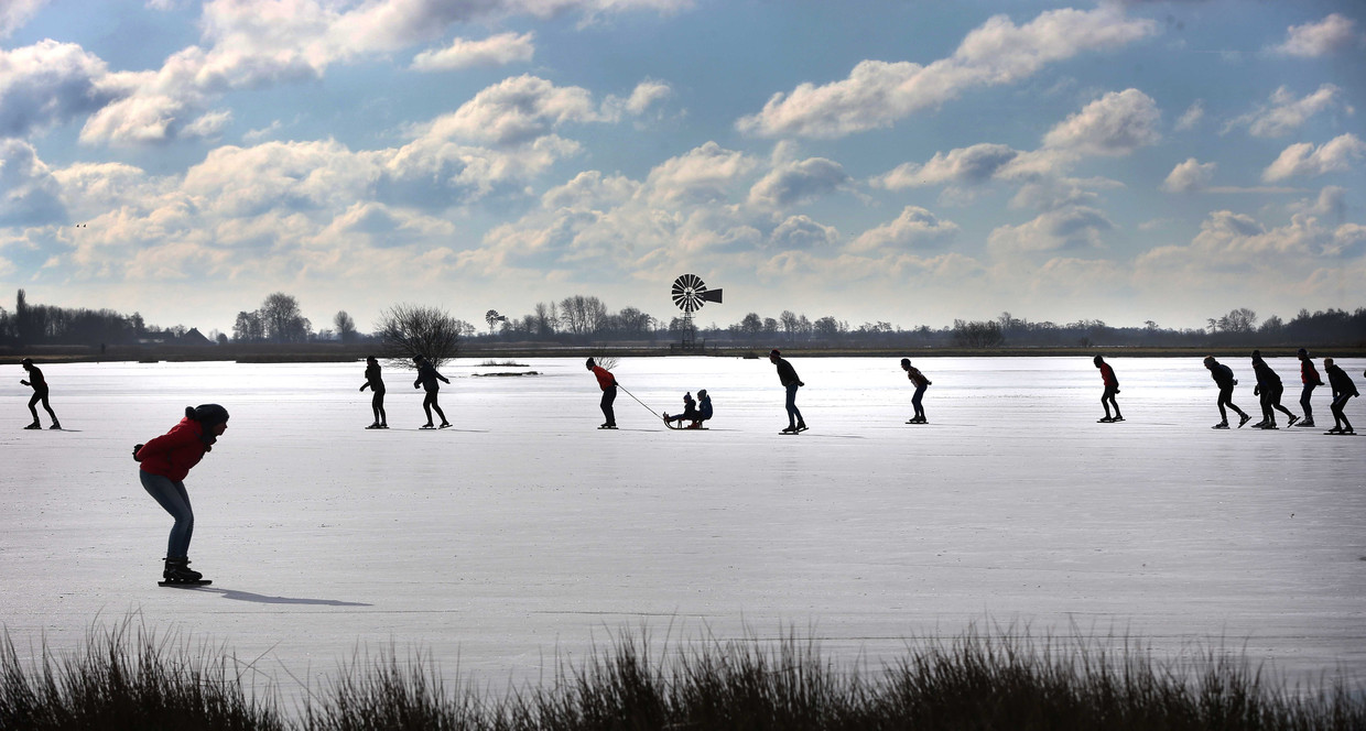 Fervente schaatsliefhebbers waagden zich dinsdag al op het nog krakende en zingende natuurijs van de Friese Jan Durkspolder. Beeld ANP