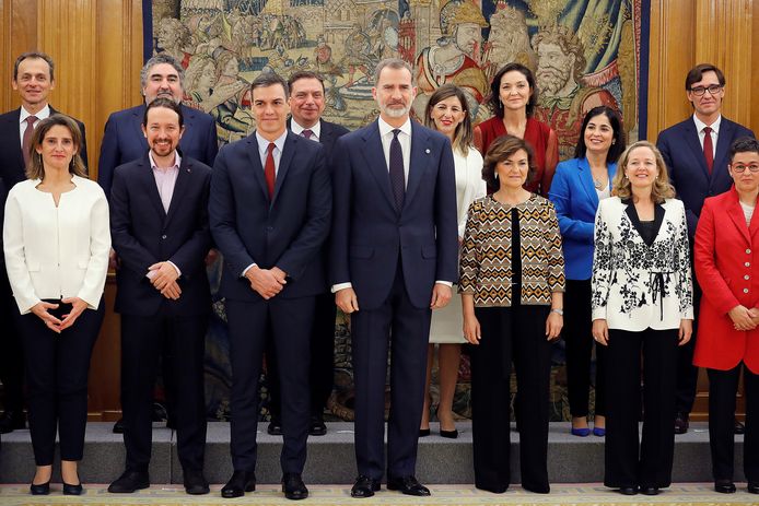 De Spaanse koning Felipe VI vanmiddag samen met de nieuwe Spaanse regering onder leiding van premier Pedro Sánchez (3e l. vooraan), met onder ander vicepremier voor Sociale Zaken Pablo Iglesias (Unidas Podemos, 2e l. vooraan).