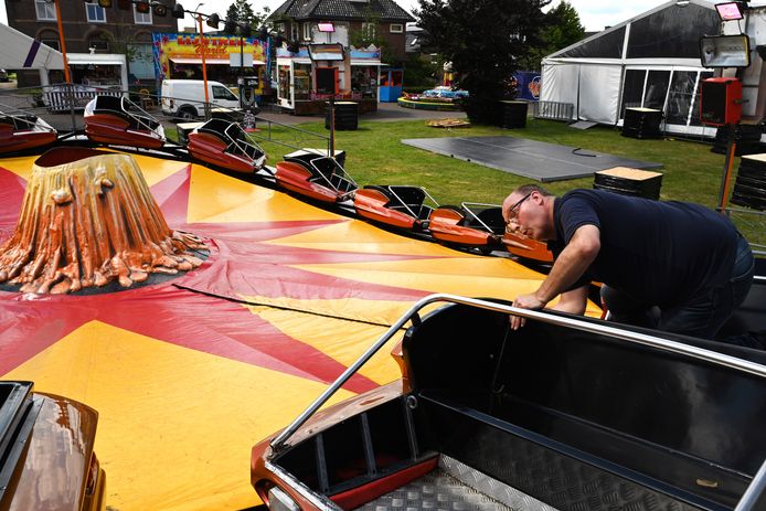 Vrijdagmiddag, de laatste voorbereidingen voor de kermis van Beugen.