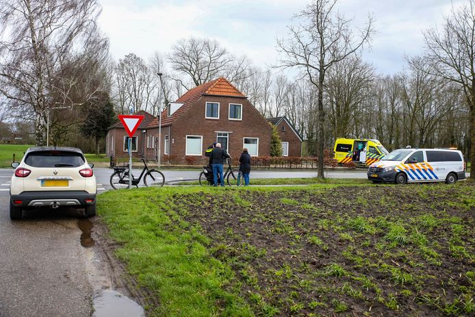 De automobiliste zag bij het oprijden van de Tienmorgen de twee fietsers over het hoofd.