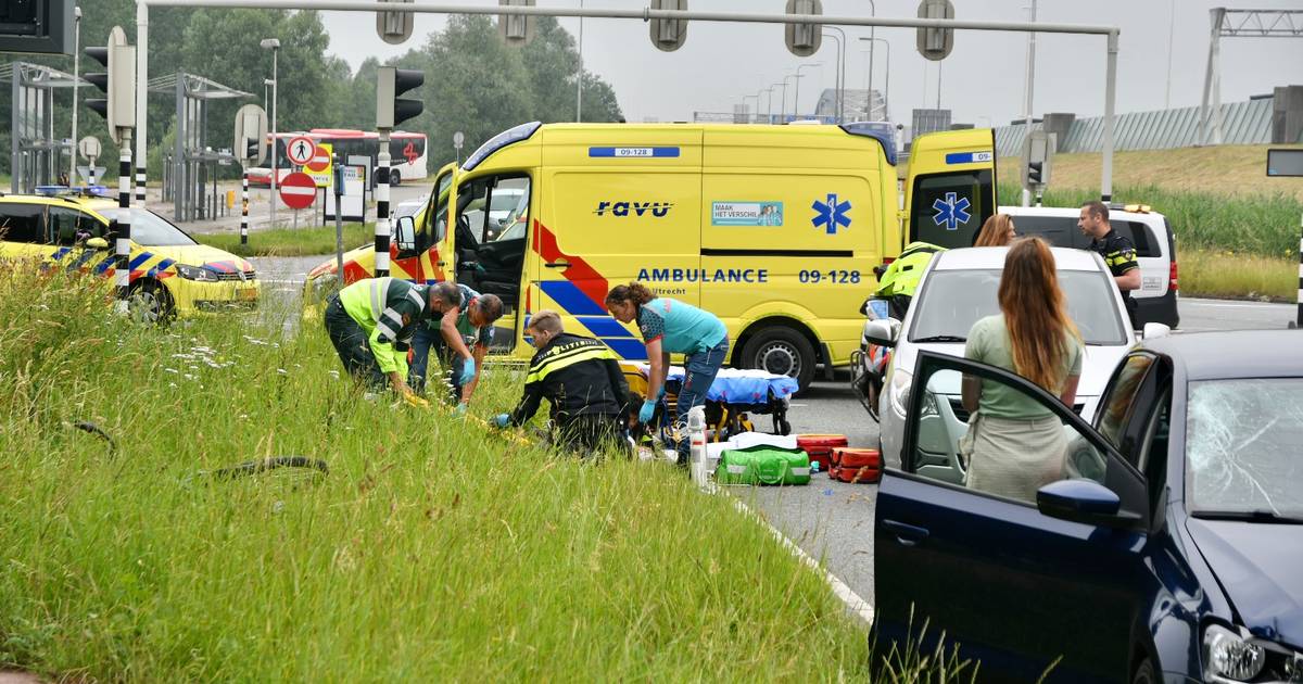 Fietsende scholier raakt zwaargewond bij aanrijding met auto.