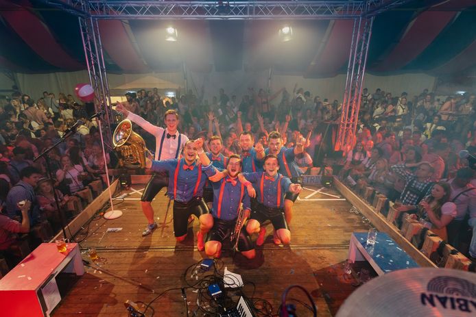 Falsch und Verrückt: Luuk Ter Haar (zang/gitaar), Bram Leferink (zang/gitaar), Thijs Olde Hampsink (drums), Leon Lammerink (bariton, bas), Matthijs Lammerink (accordion, trompet), Mart Hesselink (trombone), Thomas Olde Hampsink (trompet/piano).