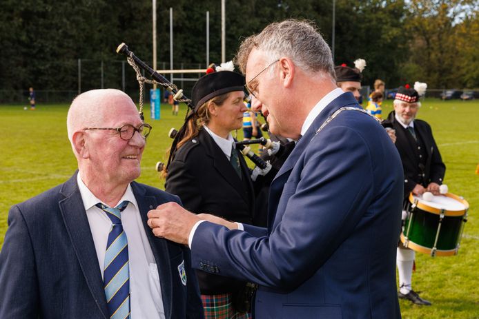 Burgemeester Hans van Janssen van Oisterwijk verraste Jan van Gorkum, clubicoon van Oisterwijk Oysters, met een koninklijke onderscheiding.