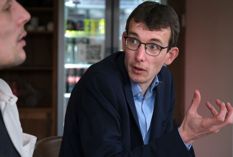 Roel Van Giel: ‘De maatschappij hoeft niet meer op slot te gaan.
'Mensen zullen nog kunnen dansen en feesten, maar misschien moeten we in de winter mondmaskers dragen, ook binnenshuis en op het openbaar vervoer.' Beeld Wim van Cappellen