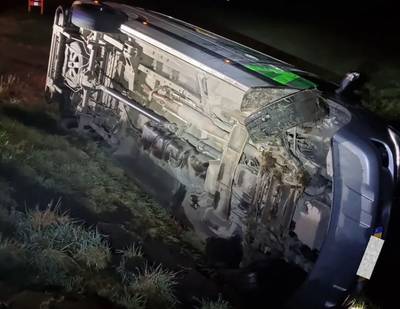Automobilist valt in slaap tijdens rit door Waspik, wordt wakker in sloot langs de weg
