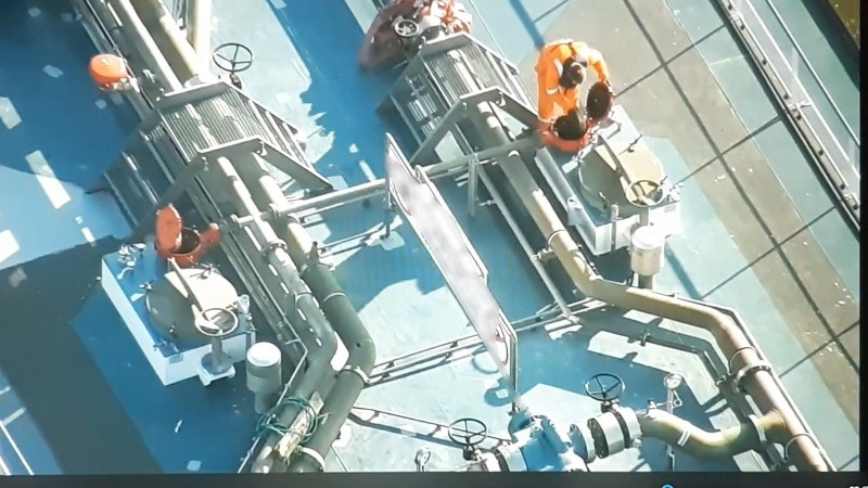 Dronebeelden van het varend ontgassen op een binnenvaarttanker bij Tiel. Archieffoto