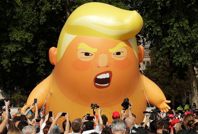 In Groot-Brittannië kwam veel volk op straat tegen het bezoek van Trump. Vooral deze grote ballon van 'baby Trump' viel op.