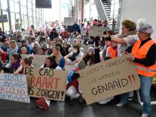 Het ziekenhuispersoneel is het zat en laat dat merken: ‘U wordt gehecht, wij worden genaaid!’