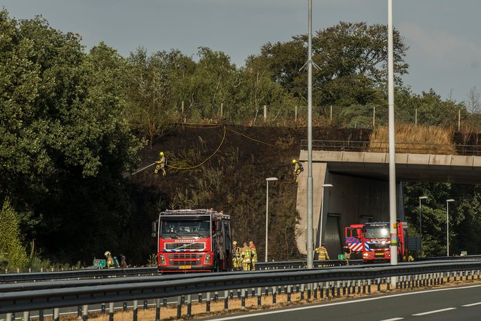 Met grote inzet had de brandweer de bermbrand snel onder controle.