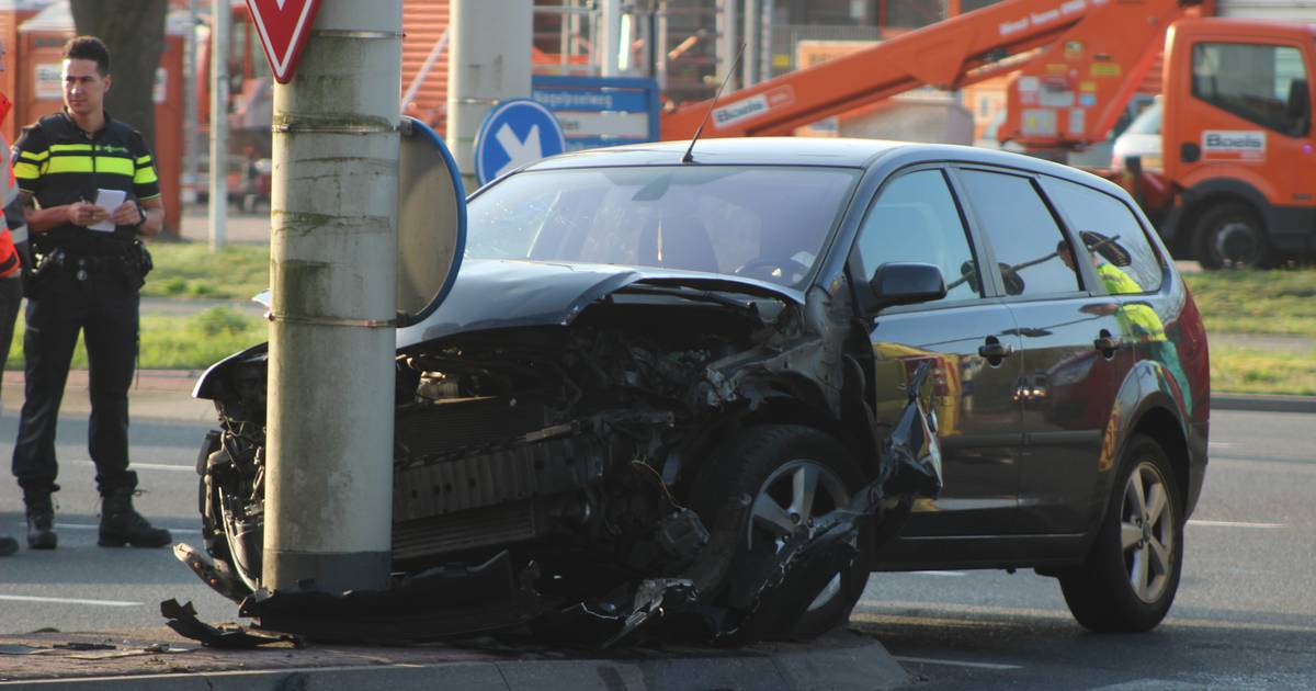Laan van Malkenschoten in Apeldoorn dicht na botsing tegen lantaarnpaal.