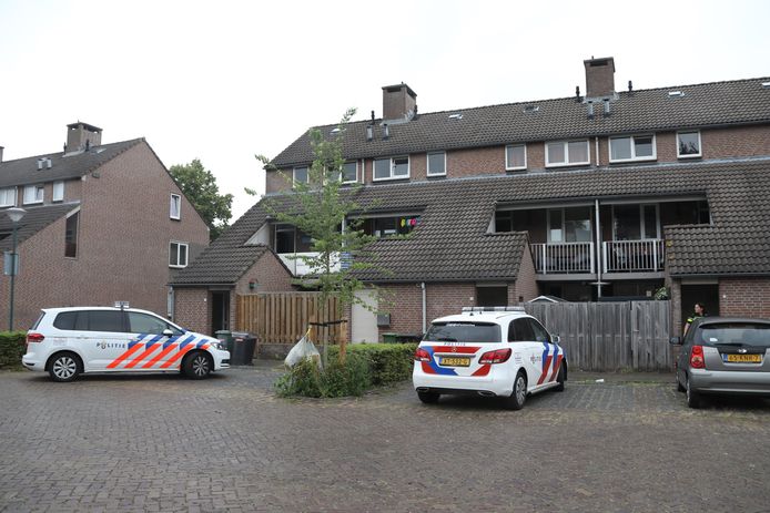 De politie doet buurtonderzoek in de omgeving van het Ludovicushof in Heesch.
