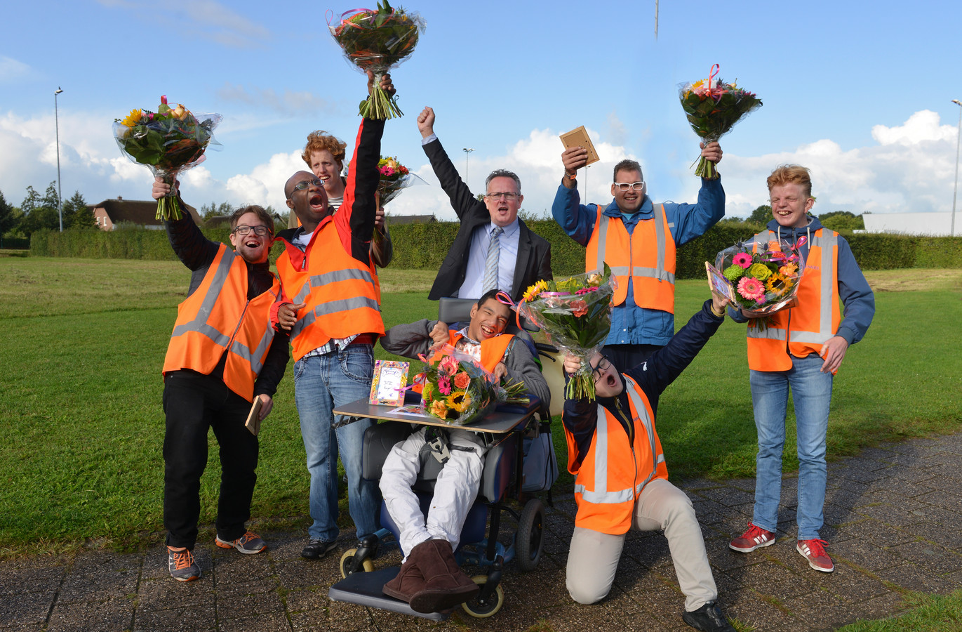 Bloemen voor wijkteam Reinaerde 'Wij houden Houten schoon en netjes