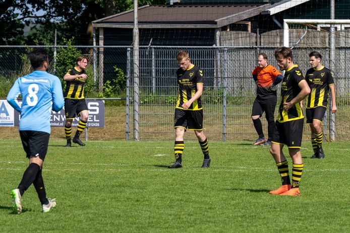 Redichem treurt om een tegendoelpunt in een eerdere wedstrijd tegen Waalstad. Zaterdag ging het direct mis in het eerste nacompetitieduel met Oranje Blauw.